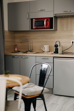 Coffee/tea maker, fridge, microwave, stovetop