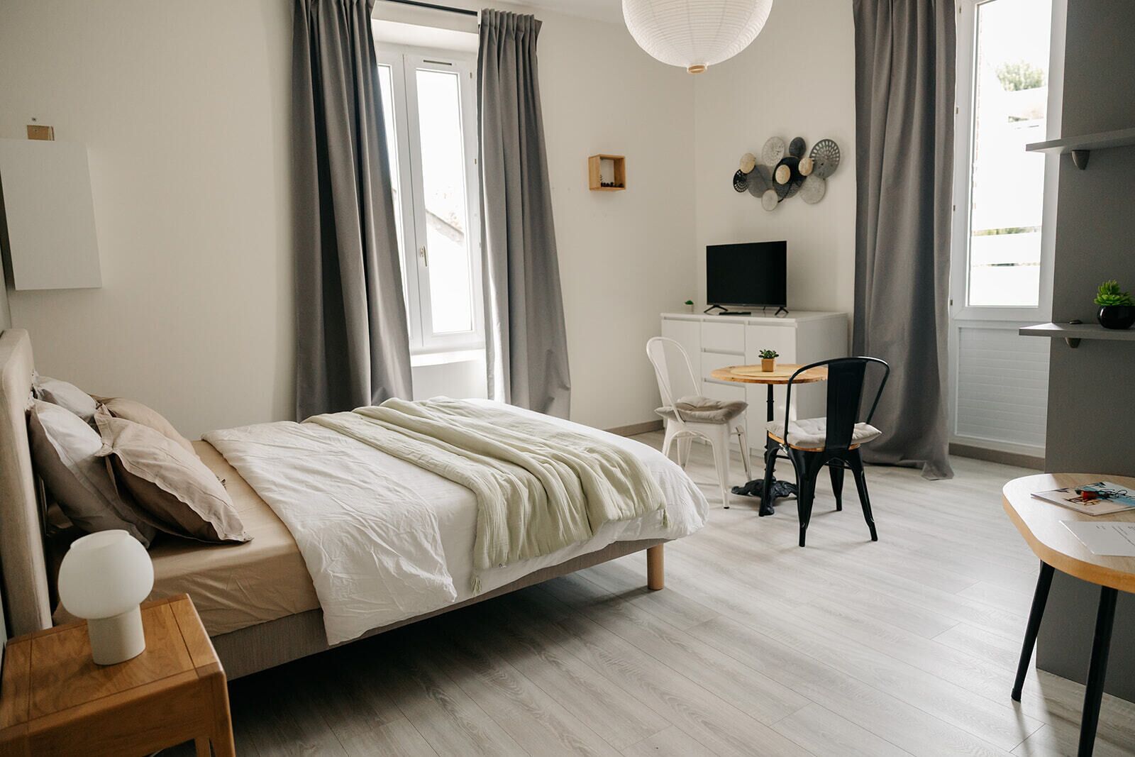 1 slaapkamer, een strijkplank/strijkijzer, gratis wifi, beddengoed