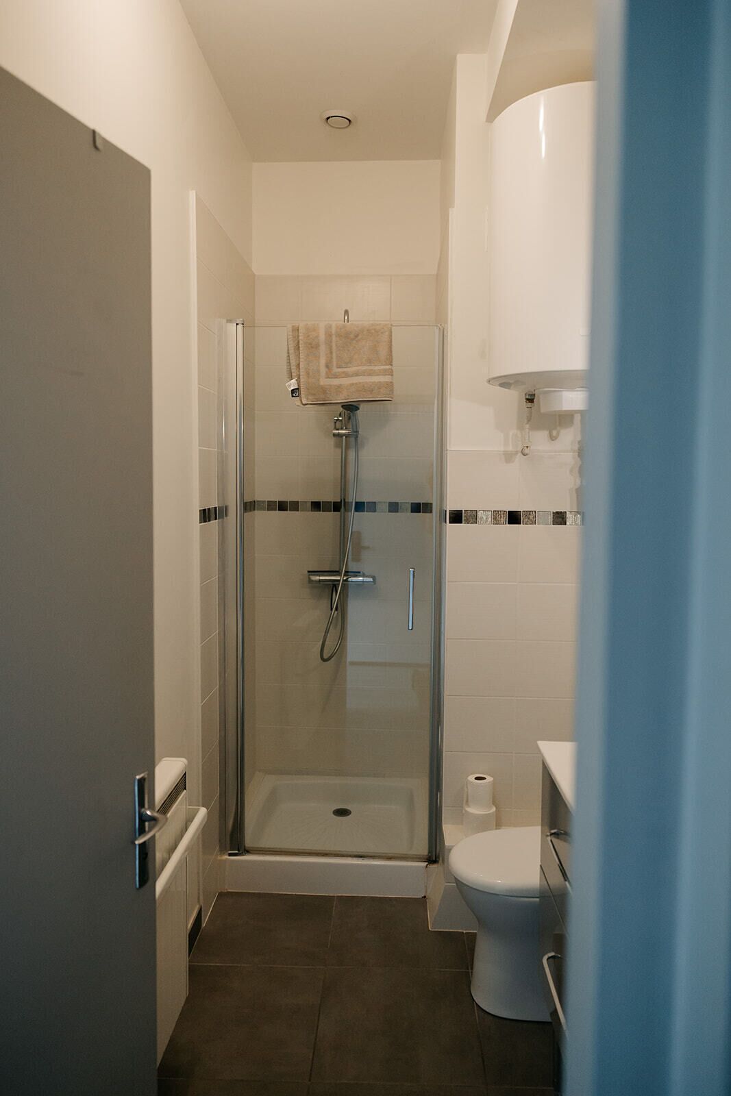 Een douche, een haardroger, handdoeken, toiletpapier