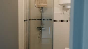 Een douche, een haardroger, handdoeken, toiletpapier