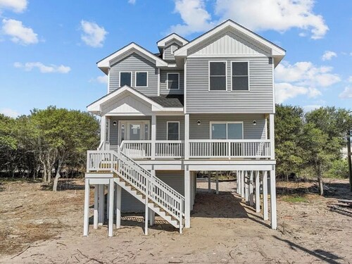 HOT TUB! Four bedroom home in the 4X4, Corolla, NC. A truly unique getaway!