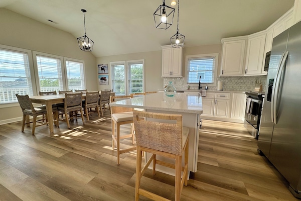 Een magnetron, een oven, een kookplaat, een vaatwasser