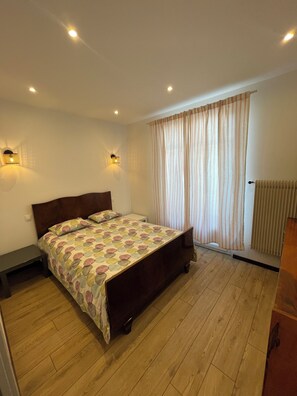 2 chambres, fer et planche à repasser, Wi-Fi, draps fournis