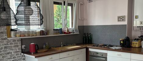 Micro-ondes, four, plaque de cuisson