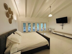 3 bedrooms, desk, iron/ironing board, free WiFi