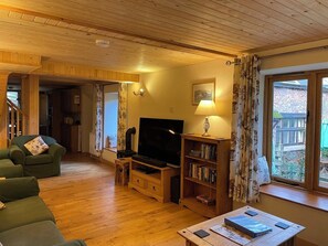 TV connectée, lecteur de DVD, table de tennis de table, livres