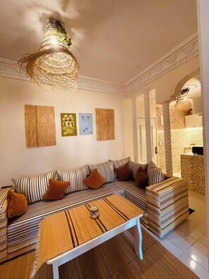 Apartment, 2 Bedrooms, Accessible, Smoking | Living room