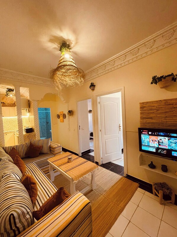 Apartment, 2 Bedrooms, Accessible, Smoking | Living room