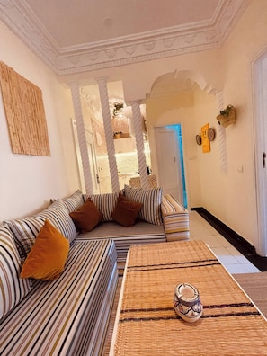 Apartment, 2 Bedrooms, Accessible, Smoking | Living room
