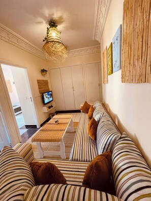 Apartment, 2 Bedrooms, Accessible, Smoking | Living room