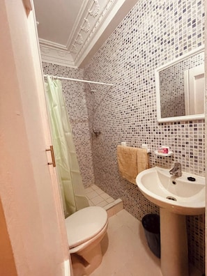 Apartment, 2 Bedrooms, Accessible, Smoking | Bathroom