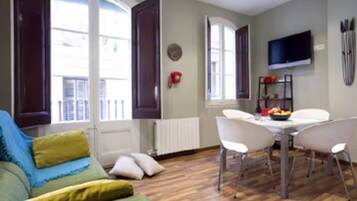 Een smart-tv, een dvd-speler en boeken