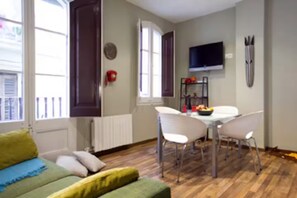 Dining - Acomodis great location right in El Born old town 4 air conditioners 6 ppl max.! (Barcelona)