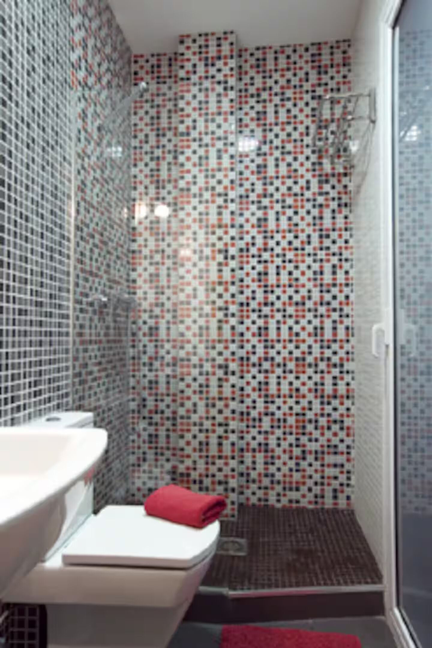 Een douche, een haardroger, handdoeken, zeep