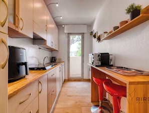 Micro-ondes, plaque de cuisson, lave-vaisselle, cafetière/bouilloire