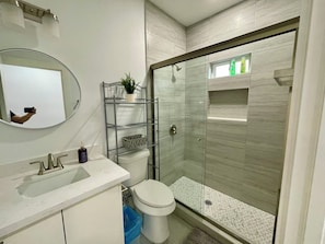 Een haardroger, handdoeken, zeep, shampoo