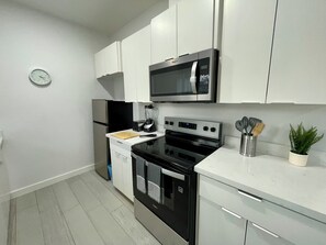 冷蔵庫、電子レンジ、オーブン、コンロ