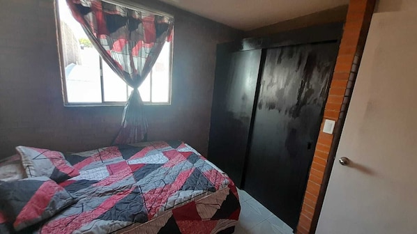 2 chambres, fer et planche à repasser, Wi-Fi, draps fournis