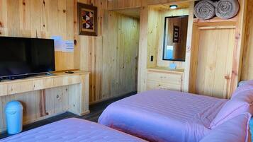 Habitación cuádruple estándar, balcón, vista a la montaña | Ropa de cama de alta calidad, decoración personalizada y wifi gratis