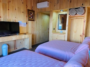 Habitación cuádruple estándar, balcón, vistas a la montaña | Ropa de cama de alta calidad, decoración individual, wifi gratis