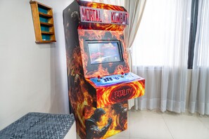 Une borne d’arcade du jeu Mortal Kombat, dotée d’un écran, de boutons et d’une étiquette indiquant « Fatality ».