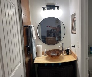 Douche, sèche-cheveux, serviettes fournies, savon