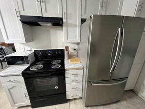 Kjøleskap, mikrobølgeovn, ovn og kokeplater