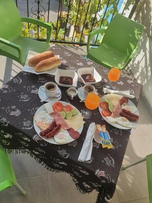 Daily local cuisine breakfast for a fee