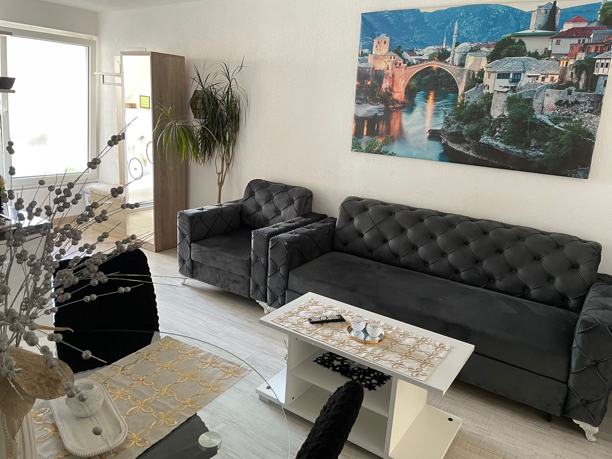 Deluxe appartement, balkon, uitzicht op stad | Woonruimte | Een 50-inch smart-tv met digitale zenders