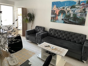 Apartamento Deluxe, balcón, vistas a la ciudad | Zona de estar | Smart TV de 50 pulgadas con canales digitales