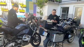 Una motocicleta con un cofre y una placa de matrícula.