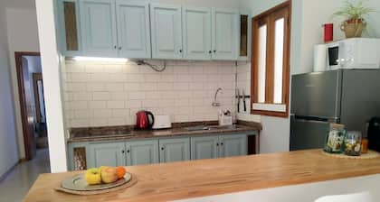 Sunlit apt steps from beach! Cozy and modern. Walk everywhere. Perfect getaway!