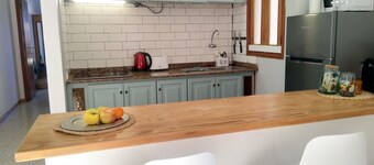 Sunlit apt steps from beach! Cozy and modern. Walk everywhere. Perfect getaway!