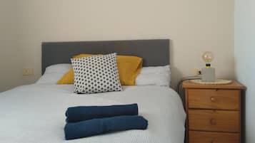 2 habitaciones, tabla de planchar con plancha, wifi y ropa de cama
