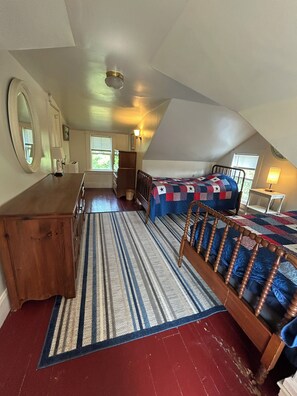 2 bedrooms, iron/ironing board, travel cot, free WiFi