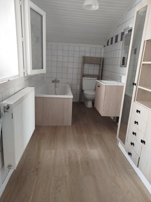 Ducha, bañera de hidromasaje, secador de pelo y toallas