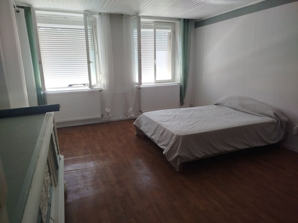 3 dormitorios, tabla de planchar con plancha, wifi y ropa de cama