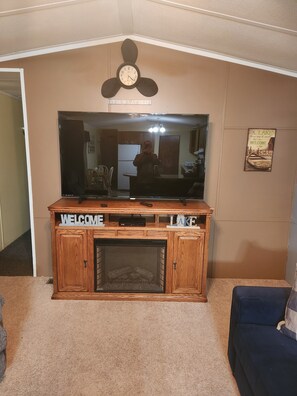 Smart-tv, een open haard en boeken