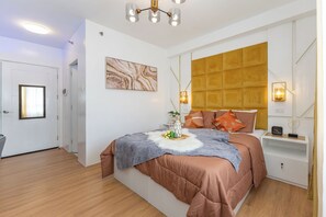 Iron/ironing board, WiFi, bed sheets