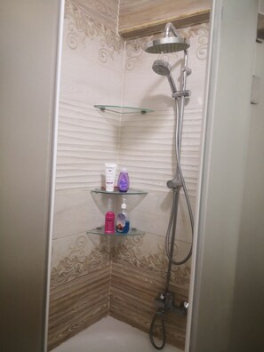 石鹸、トイレットペーパー