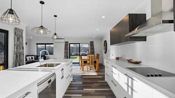 Réfrigérateur, lave-vaisselle, grille-pain