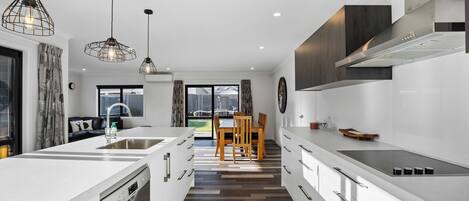 Kühlschrank, Geschirrspüler, Toaster, Kochgeschirr/Geschirr/Besteck