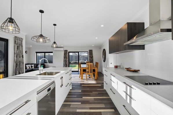 Réfrigérateur, lave-vaisselle, grille-pain