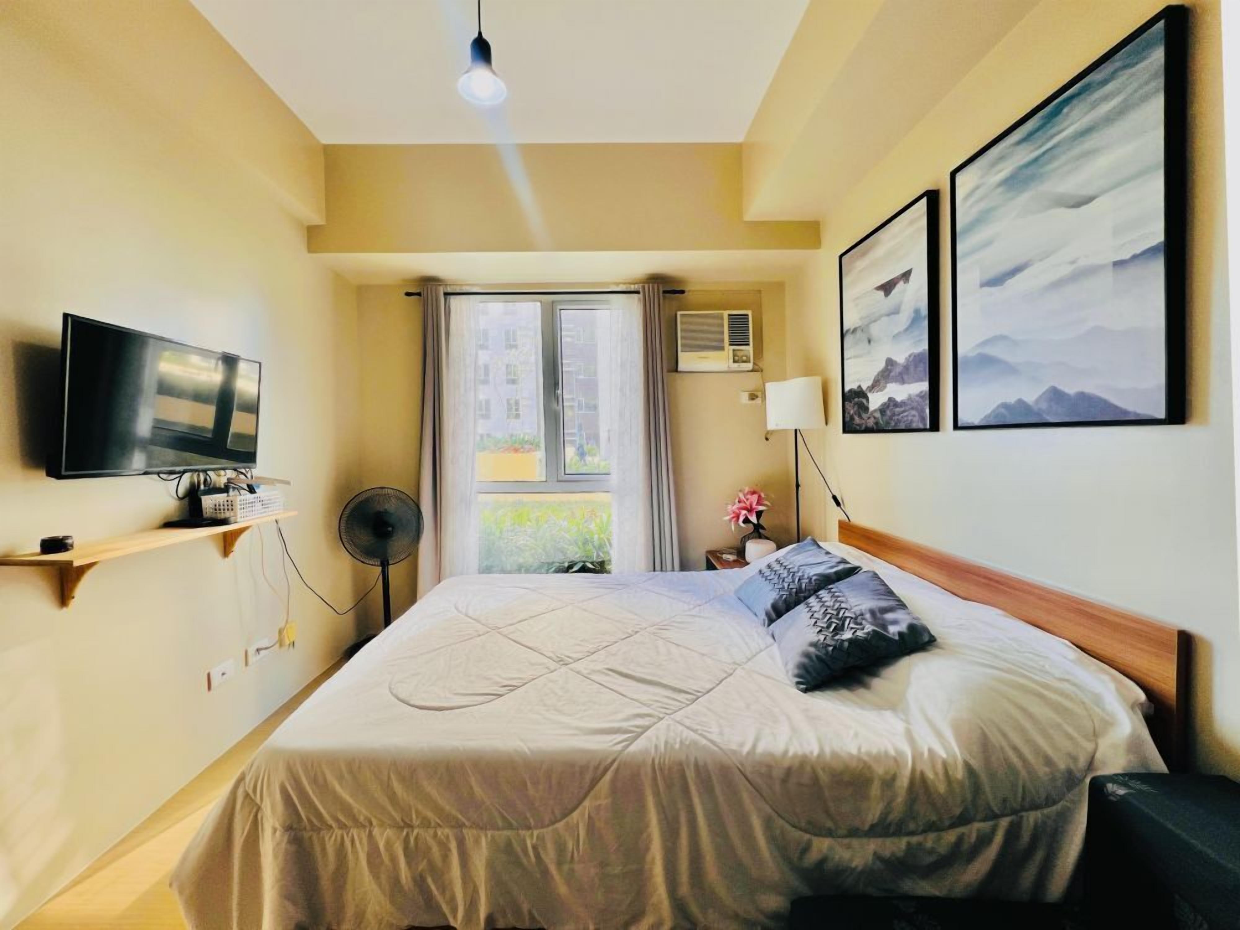 Tabla de planchar con plancha y ropa de cama 