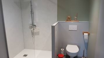 Een douche, een haardroger, toiletpapier