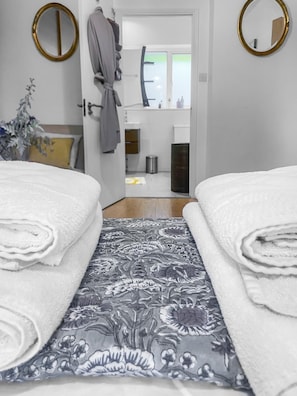 Hair dryer, towels, soap, toilet paper - Cosy Family Home in Kingston (Kingston upon Thames)