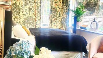 3 bedrooms, iron/ironing board, bed sheets