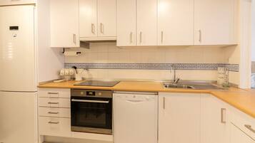 Een koelkast, een magnetron, een oven, een kookplaat