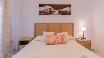 2 slaapkamers, een bureau, een strijkplank/strijkijzer, wifi