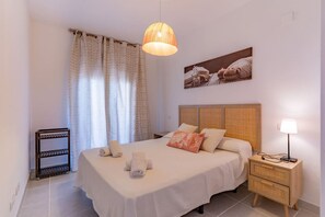 2 habitaciones, escritorio, tabla de planchar con plancha y wifi